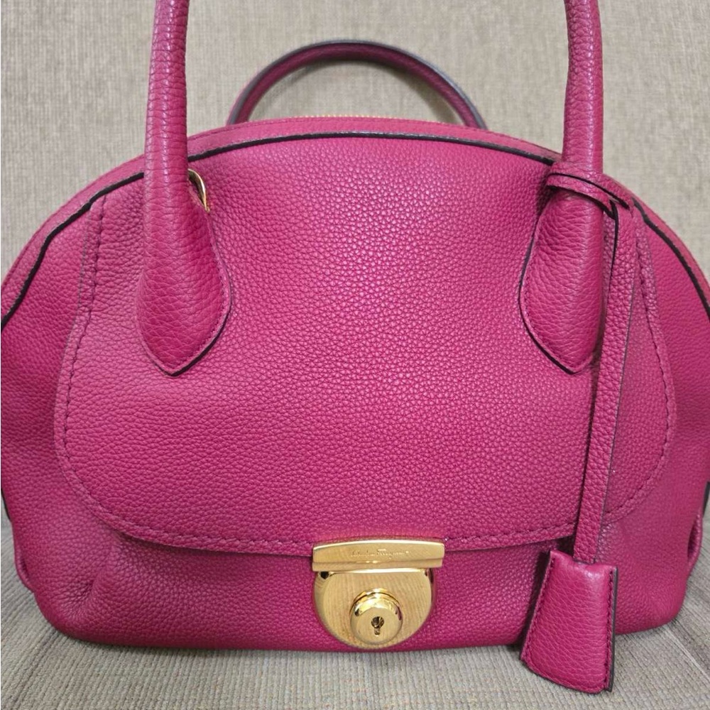Elegant Pink Leather Handbag - Picture 3 of 3